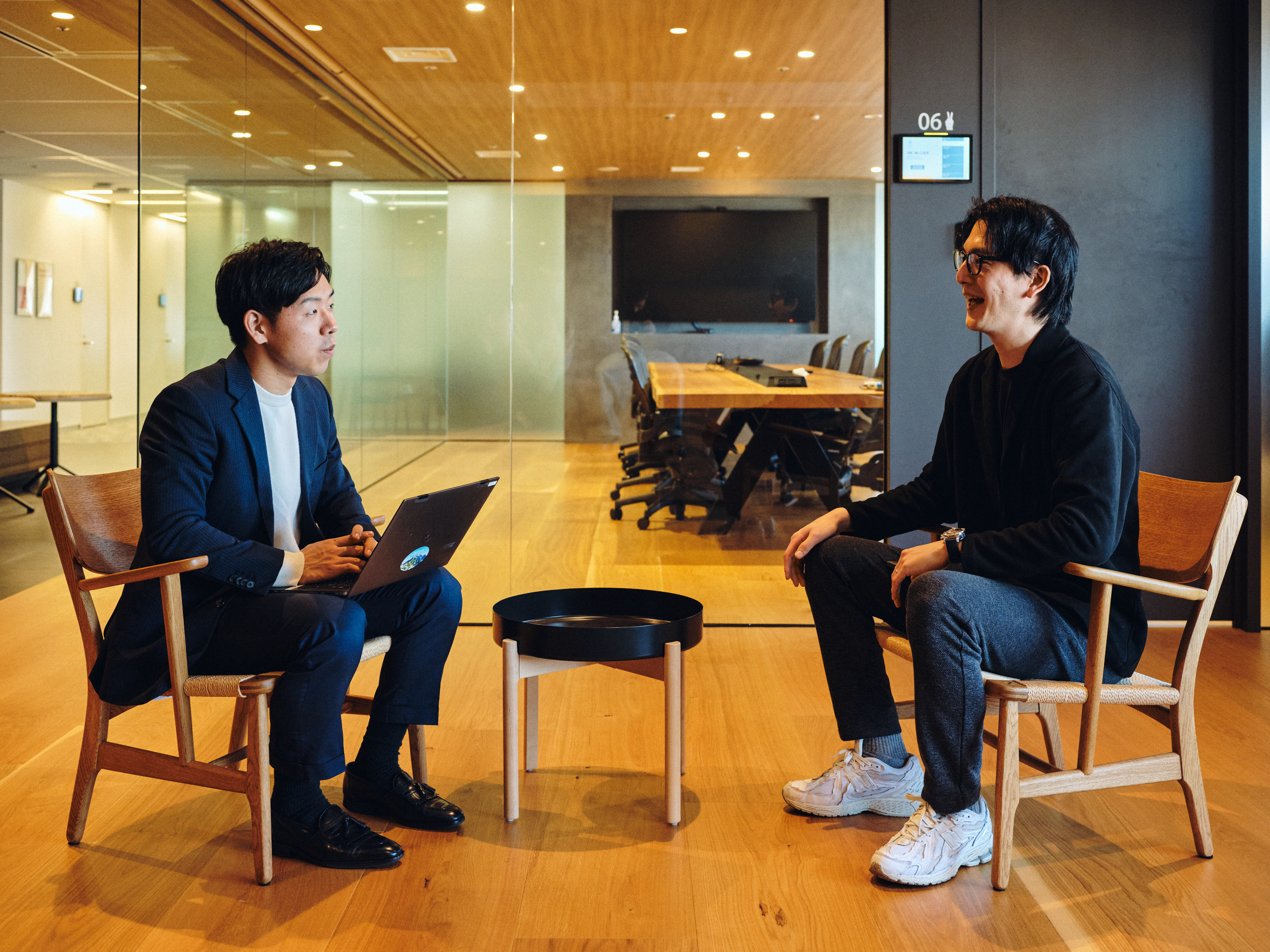 パーソナルリンクカンパニー倉本氏とクレッシェンドラボ日本支社統括猪股が談笑している様子